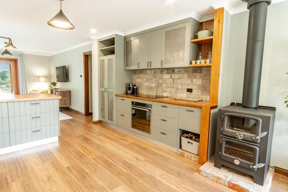 Coffee/tea facilities, Kitchen or kitchenette, dishwasher, heating, microwave, oven, stove, air conditioner
