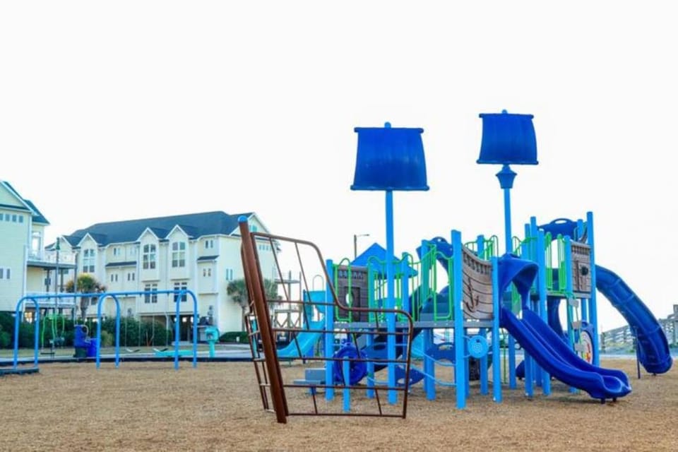 Surf City Getaway- 3BR Sunets, BBQ Grill & Games House in Surf City