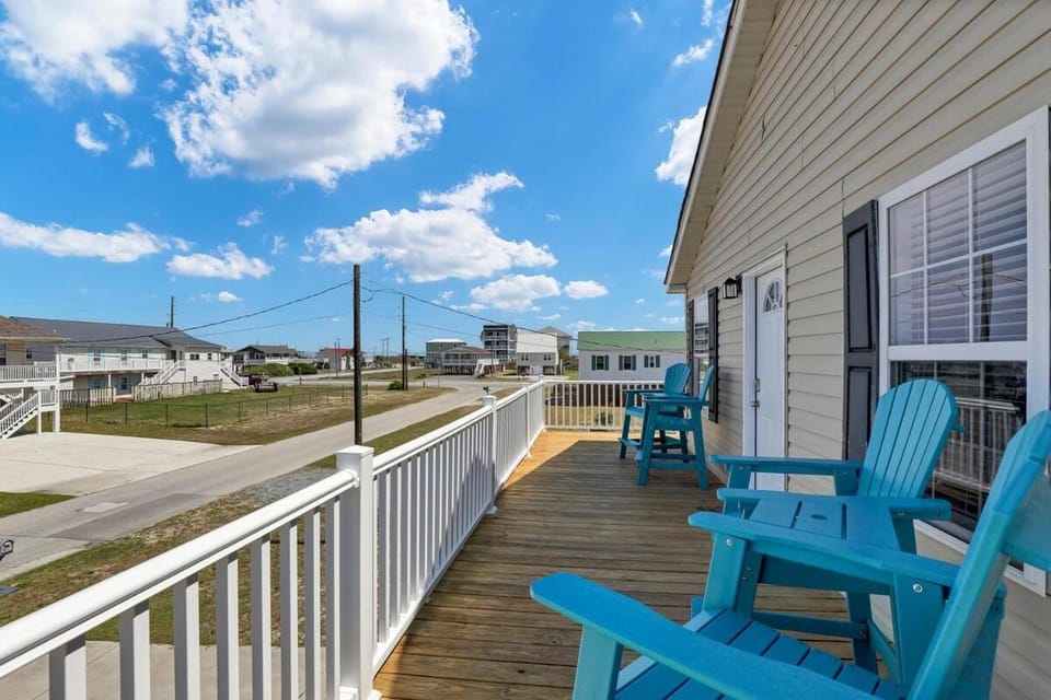 Surf City Getaway- 3BR Sunets, BBQ Grill & Games House in Surf City