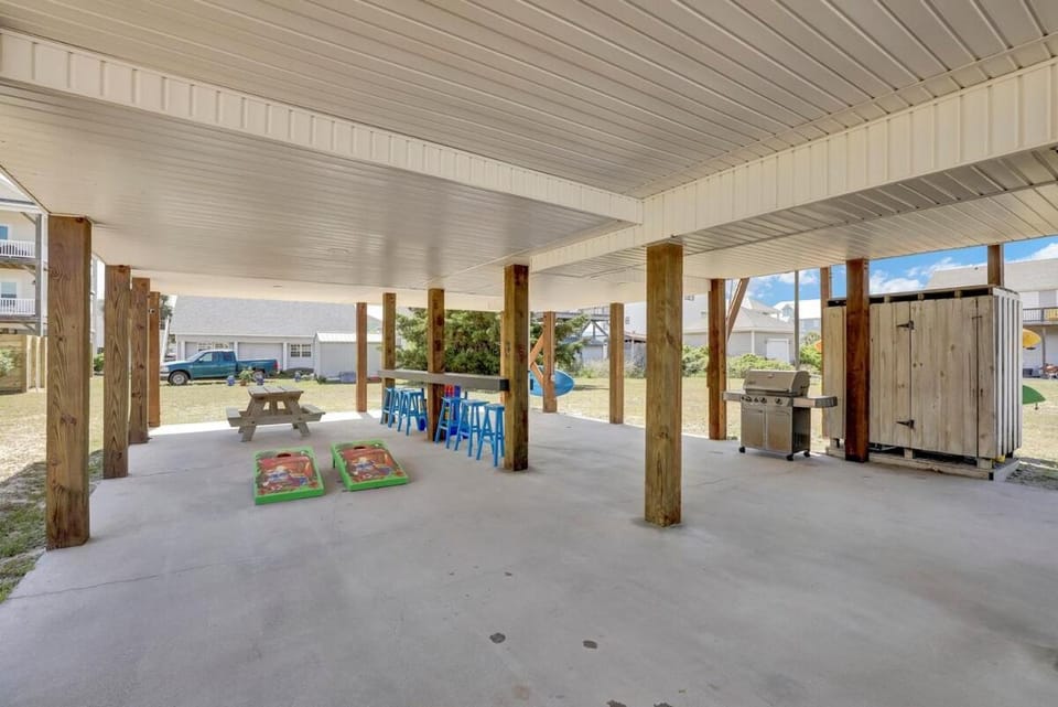 Surf City Getaway- 3BR Sunets, BBQ Grill & Games House in Surf City