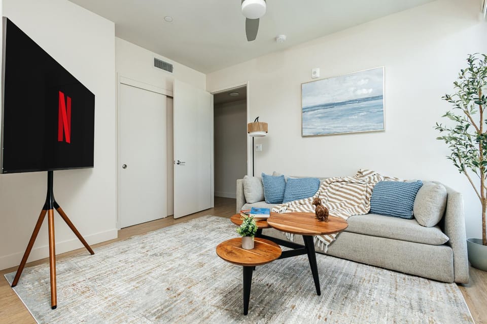 Communal lounge/ TV room, TV and multimedia, Living room, Seating area, Evening entertainment