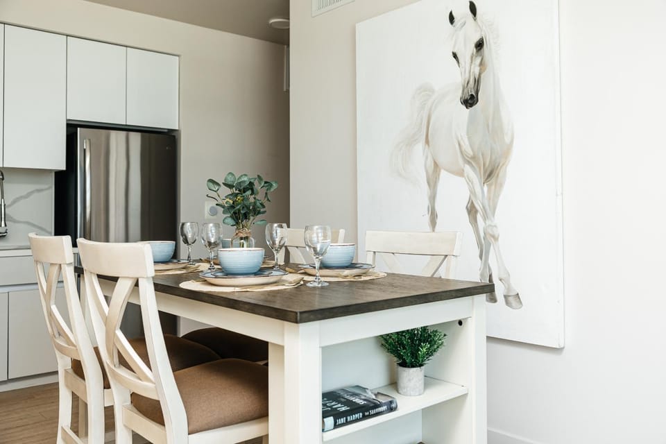 Kitchen or kitchenette, Dining area