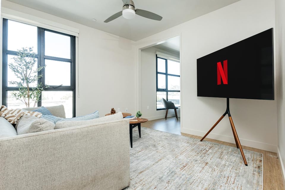 TV and multimedia, Living room, Seating area, Evening entertainment