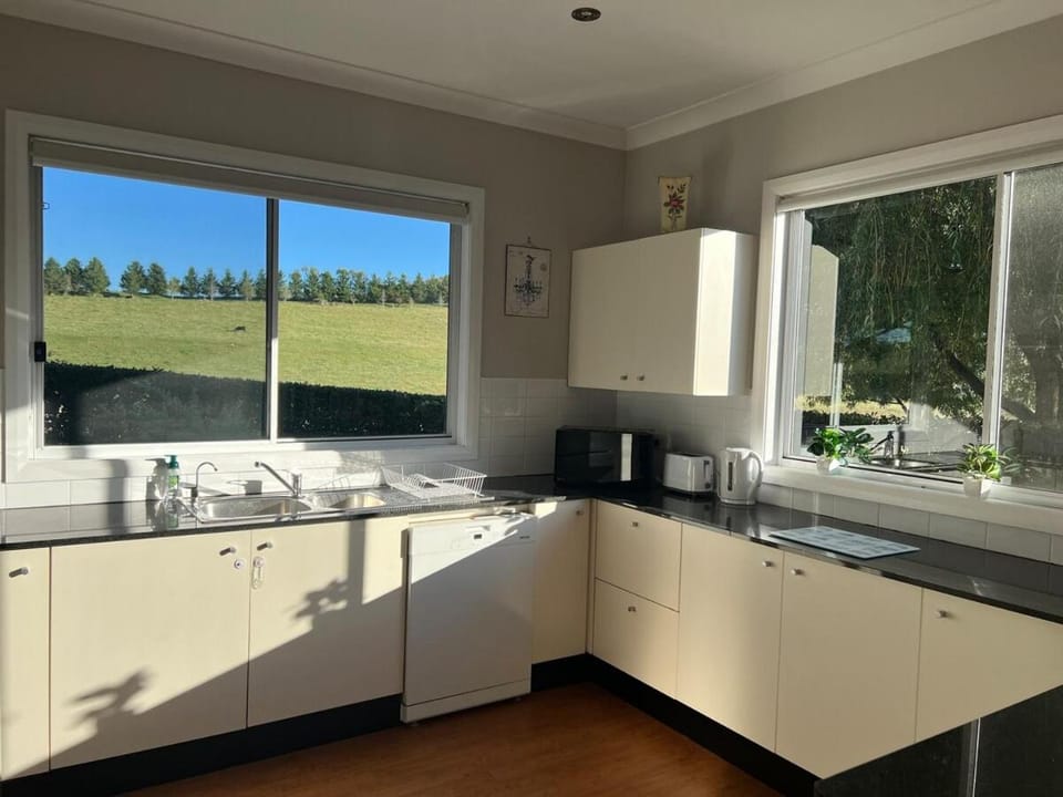 Whinestone Farm Lodge Apartment in Sutton Forest