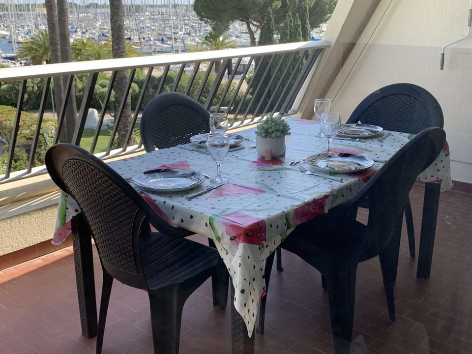 Appartement 2 pièces rénové avec terrasse et climatisation à Port Camargue - FR-1-731-152 Apartment in Le Grau-du-Roi
