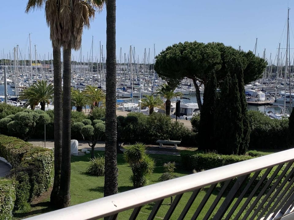 Appartement 2 pièces rénové avec terrasse et climatisation à Port Camargue - FR-1-731-152 Apartment in Le Grau-du-Roi