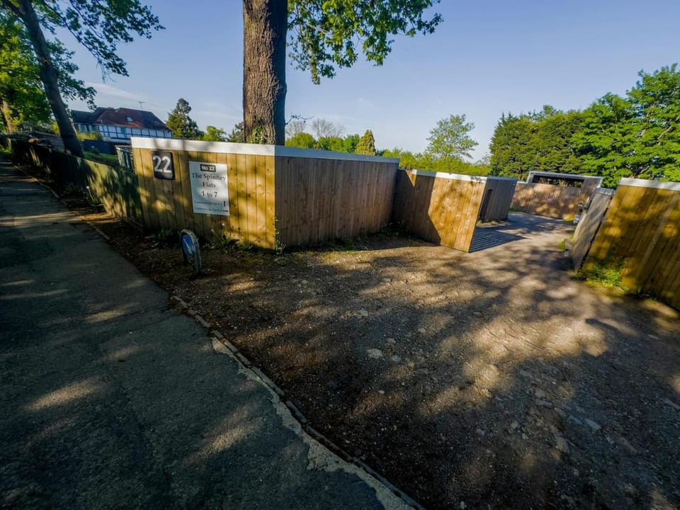 Private 4 Bedroom Stay for Crews, Teams & Retreats Apartment in Edgware