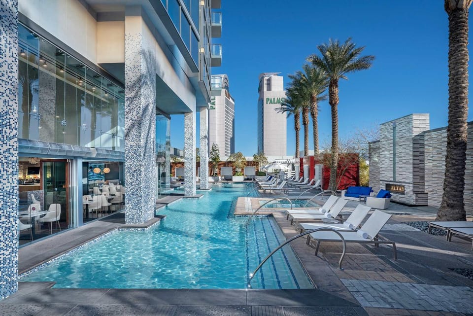 Stunning Palms Studio Strip View Las Vegas Inn in Paradise