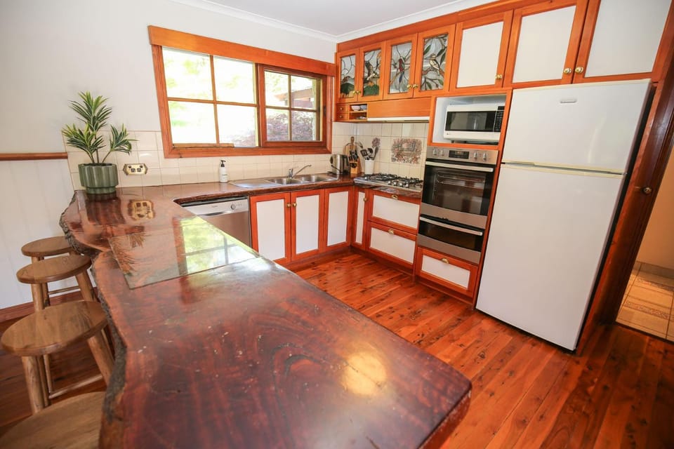 Coffee/tea facilities, Kitchen or kitchenette, Dining area, dishwasher, microwave, oven, pet friendly, stove