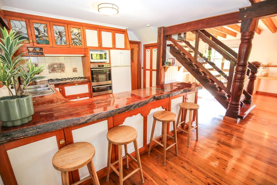 Coffee/tea facilities, Kitchen or kitchenette, Dining area, dishwasher, microwave, oven, stove, toaster
