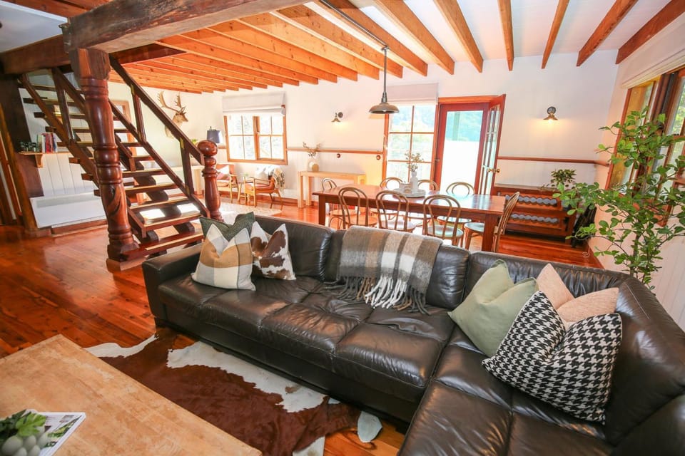 Living room, Seating area, Dining area, heating