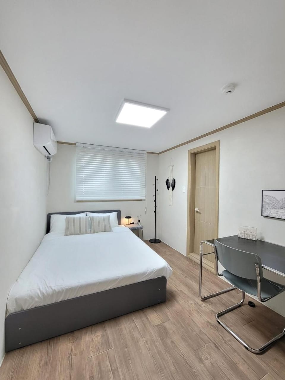 Bed, TV and multimedia, Bedroom, air conditioner