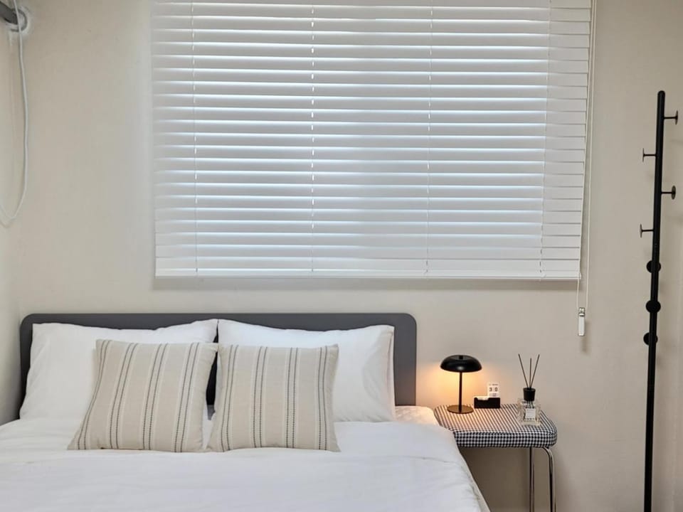 Bed, Bedroom, air conditioner