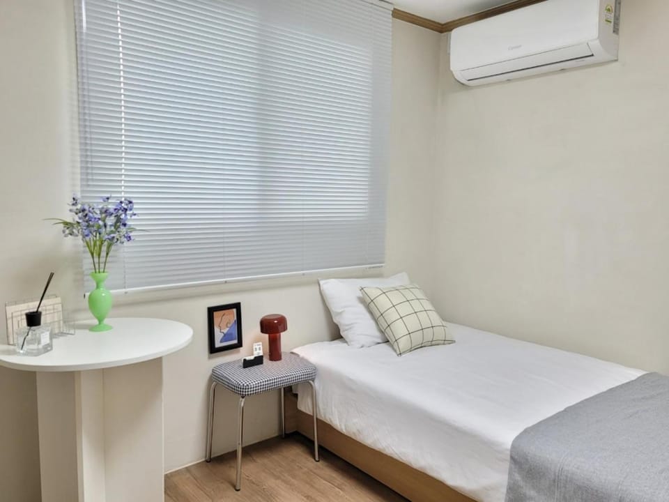 Bed, Bedroom, air conditioner