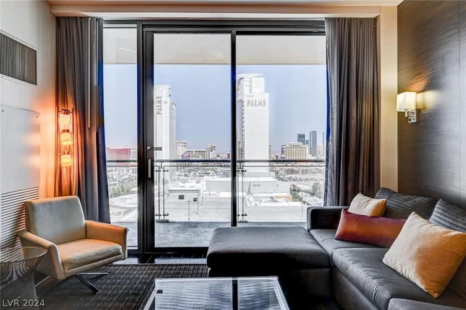 Luxury Penthouse 53rd Floor Breathtaking Strip Views Balcony Inn in Paradise