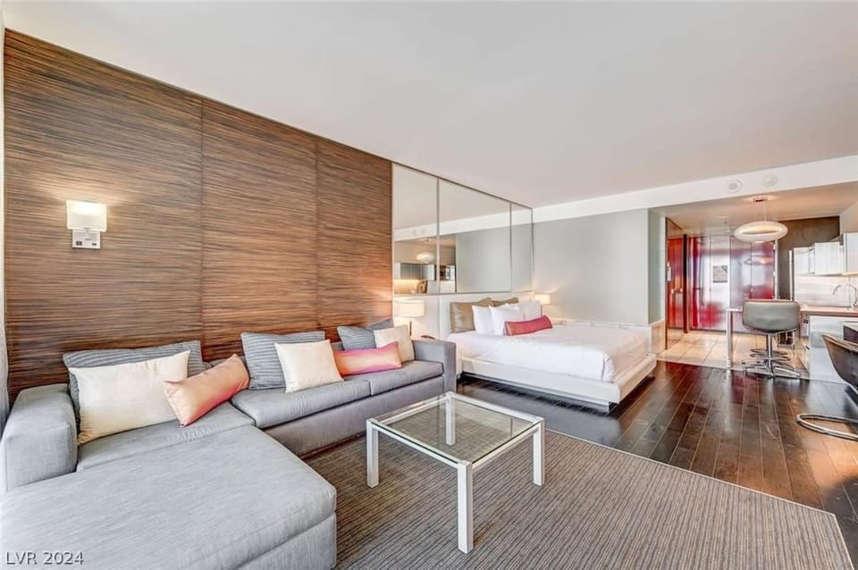 Luxury Penthouse 53rd Floor Breathtaking Strip Views Balcony Inn in Paradise