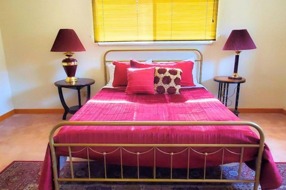 Elegant Lofted Home in Kanab - On Site Hiking & Red Rock Views from Deck House in Kanab