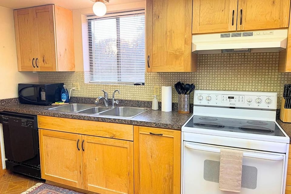 Elegant Lofted Home in Kanab - On Site Hiking & Red Rock Views from Deck House in Kanab