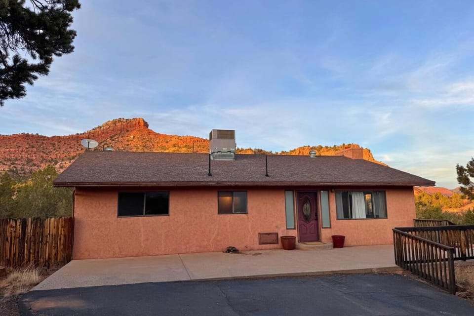Elegant Lofted Home in Kanab - On Site Hiking & Red Rock Views from Deck House in Kanab