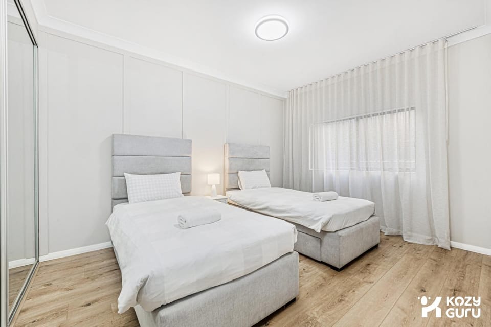 KozyGuru | Penrith | Spacious Ground Floor Gem Apartment in Penrith