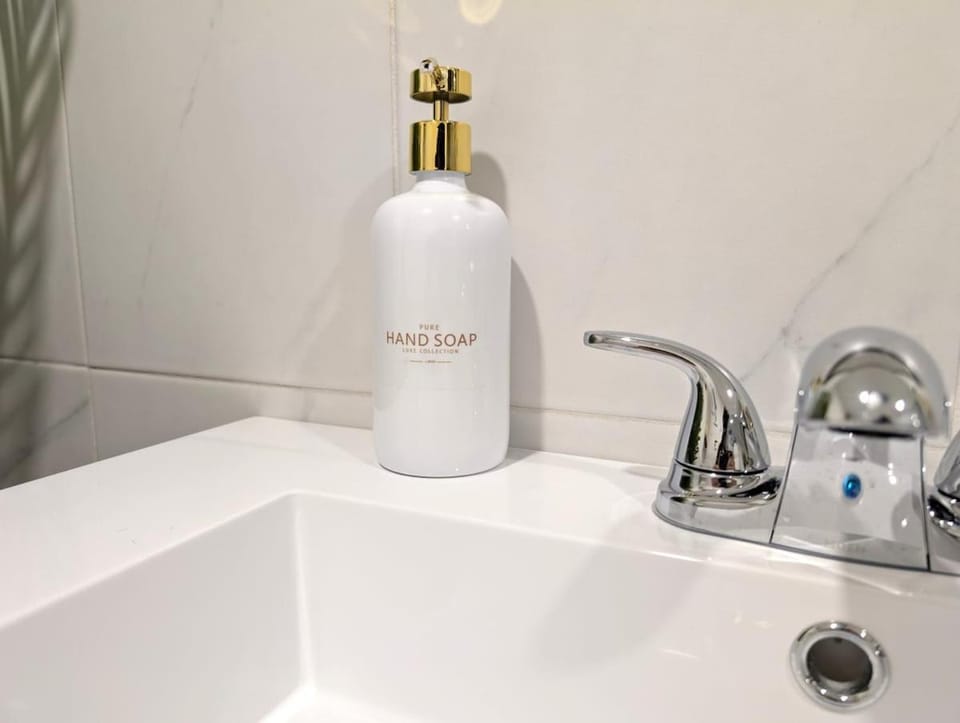 Stylish & Modern Condo - FREE Parking & EV Chargers Apartment in Laval