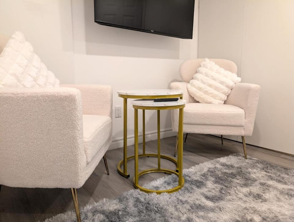 Stylish & Modern Condo - FREE Parking & EV Chargers Apartment in Laval