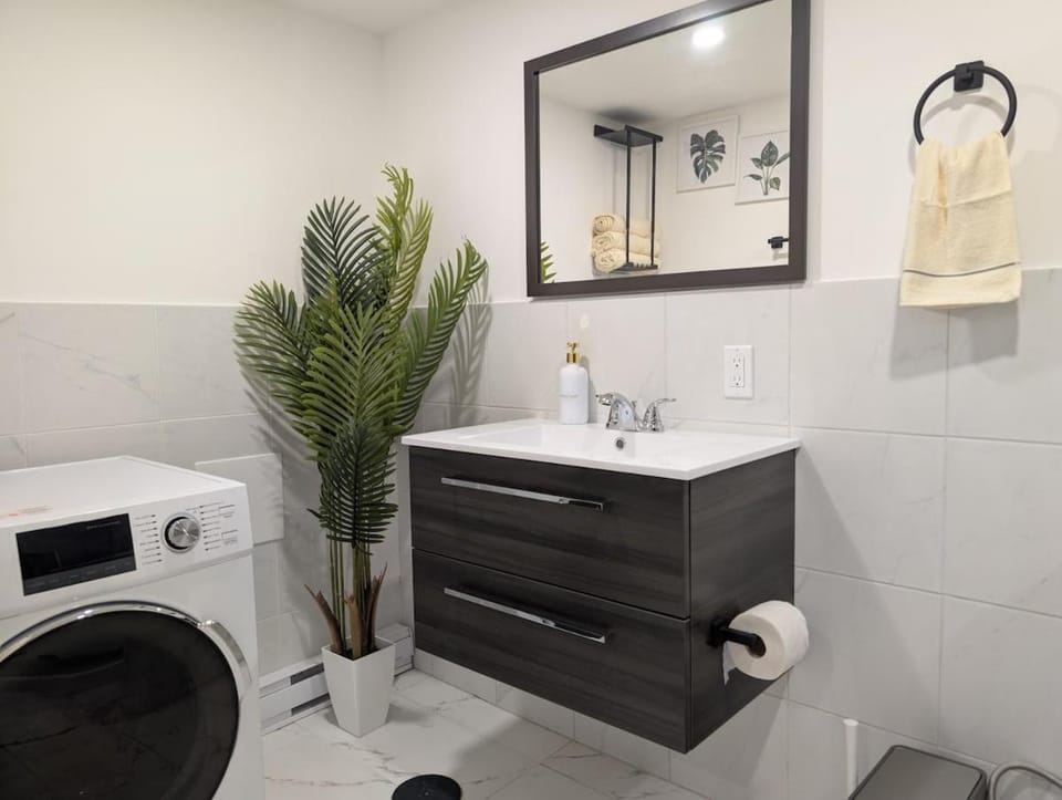 Stylish & Modern Condo - FREE Parking & EV Chargers Apartment in Laval
