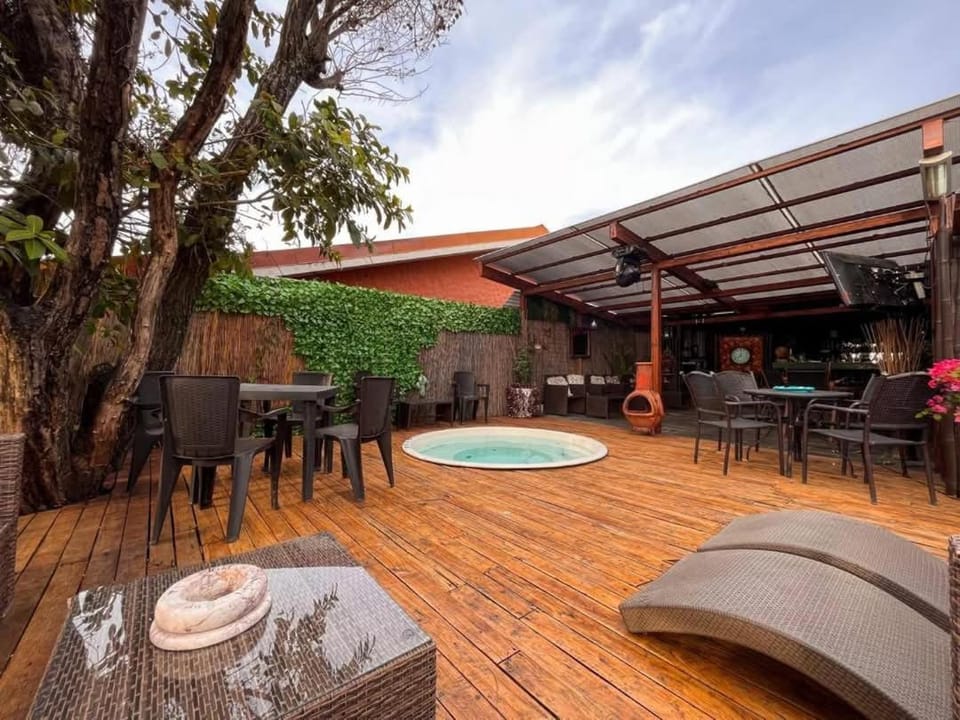 Oasis Lodge Bed and Breakfast in Heredia Province