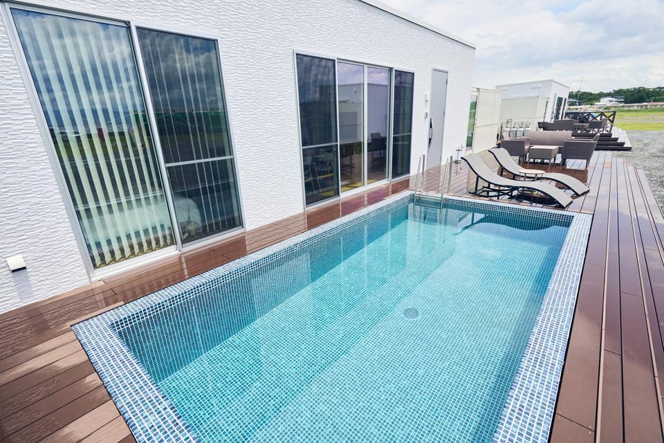 Photo of the whole room, Swimming pool
