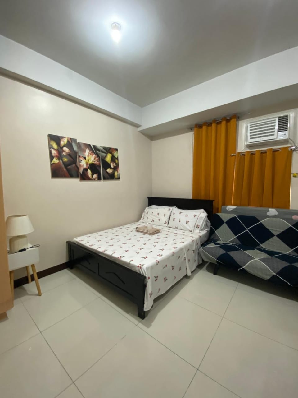 Bed, towels, air conditioner
