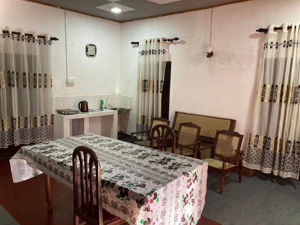 Kitchen or kitchenette, Living room, Seating area, Dining area, stove, toaster, kitchen, kitchen