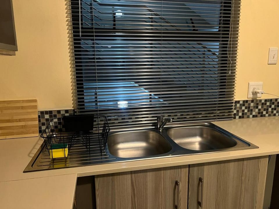 Stylish Rivonia Retreat, Peaceful 2 Bedroom Apartment in Sandton