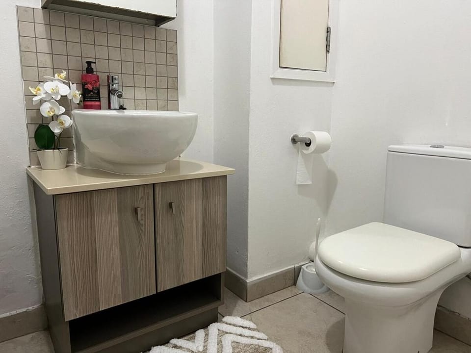 Stylish Rivonia Retreat, Peaceful 2 Bedroom Apartment in Sandton