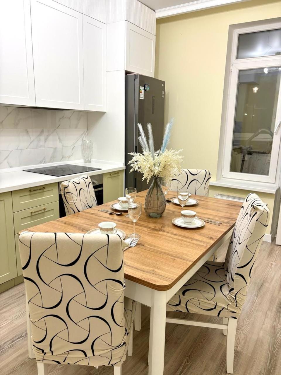 Kitchen or kitchenette, Living room, Seating area, Dining area