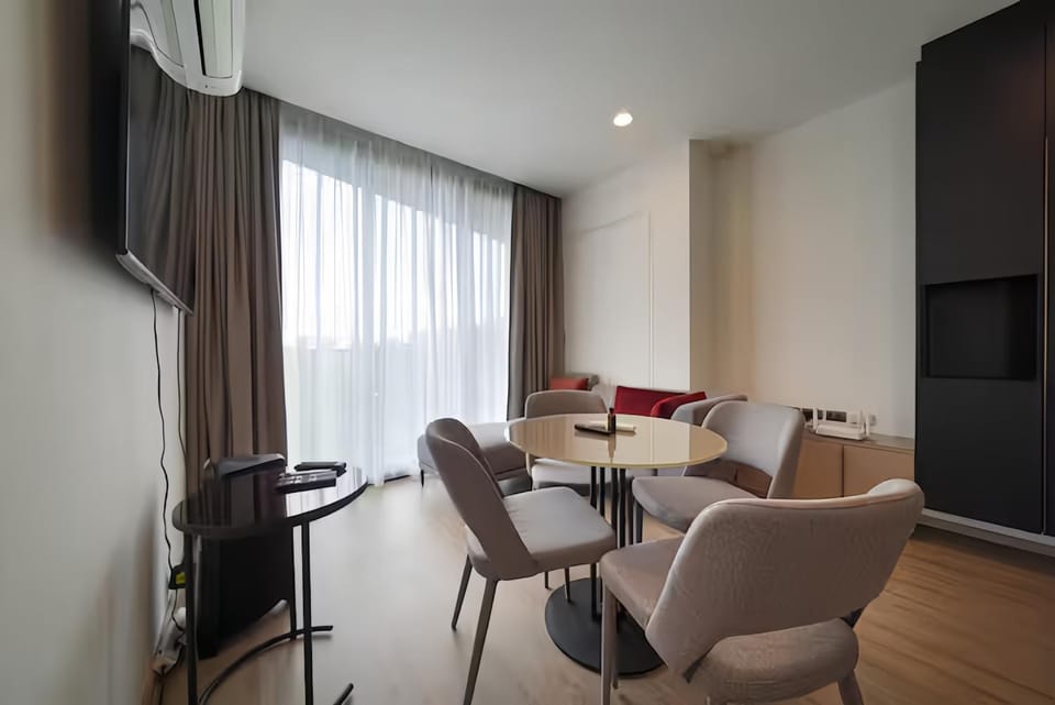 TV and multimedia, Living room, Seating area, Dining area