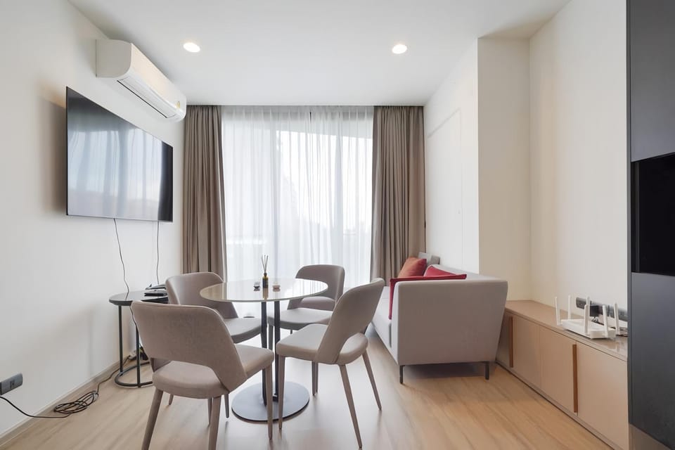 TV and multimedia, Living room, Seating area, Dining area, air conditioner