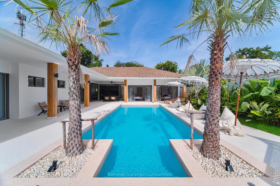 Property building, Patio, Garden, Garden view, Pool view, Swimming pool, sunbed