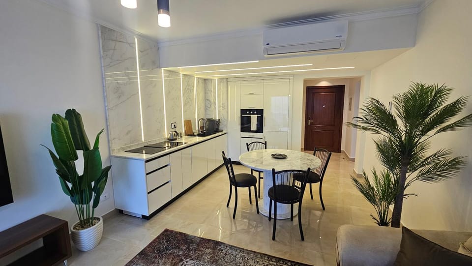 Kitchen or kitchenette, Dining area, stove