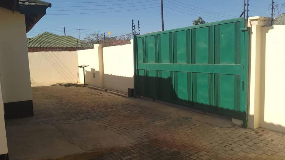 Theos Holiday Home, Family-Friendly Home Near KK Airport House in Lusaka