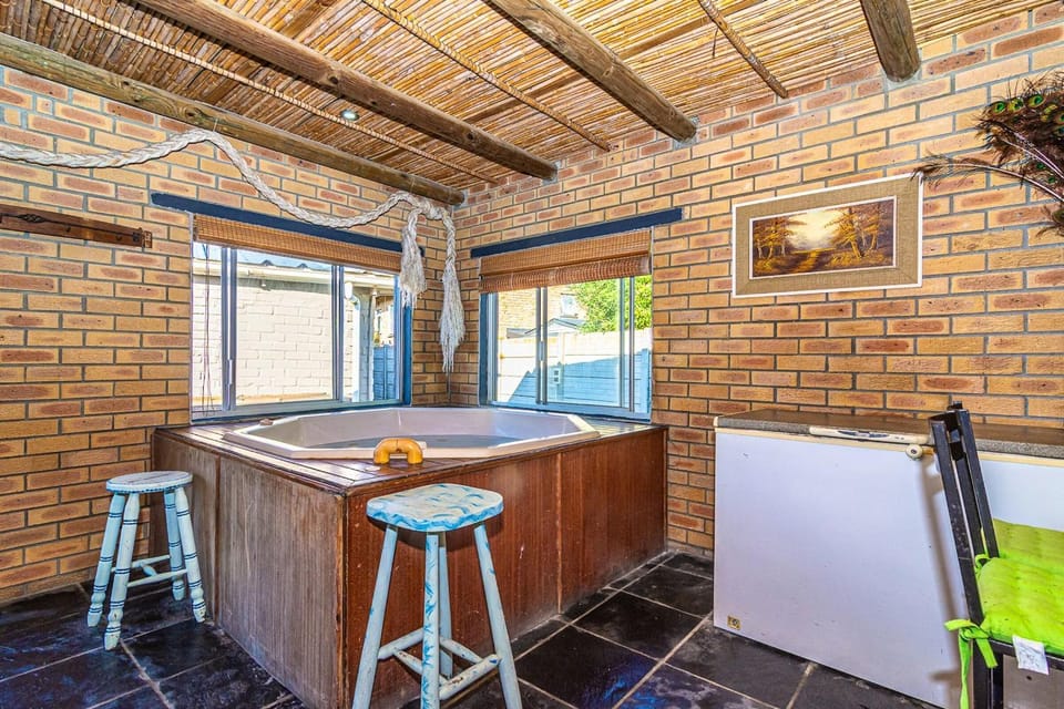 Cosy Pearly Spacious Getaway with Jacuzzi, Braai House in Western Cape