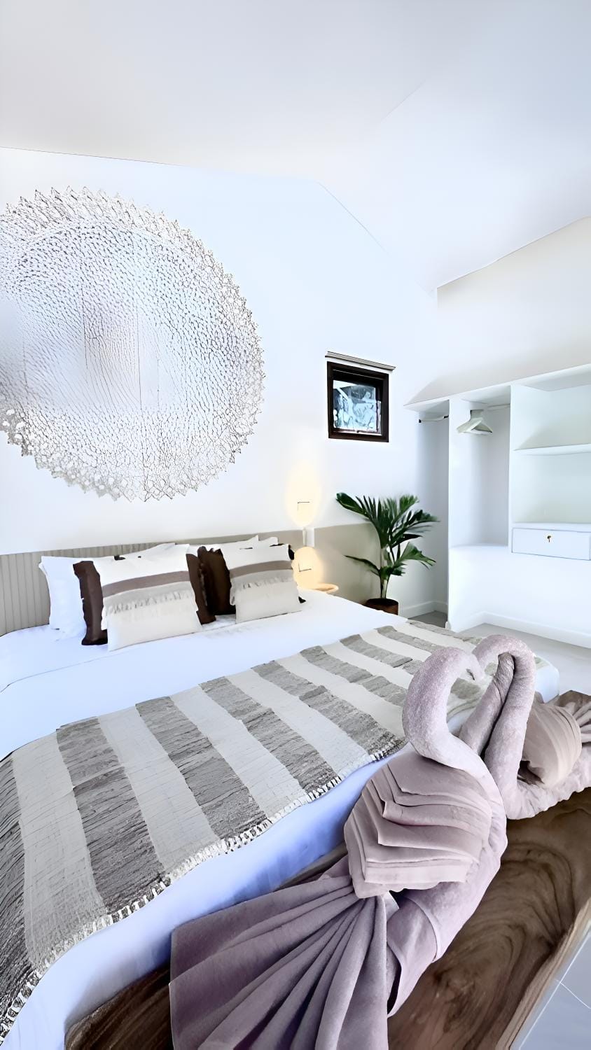 Bed, Photo of the whole room, Seating area, Bedroom, towels