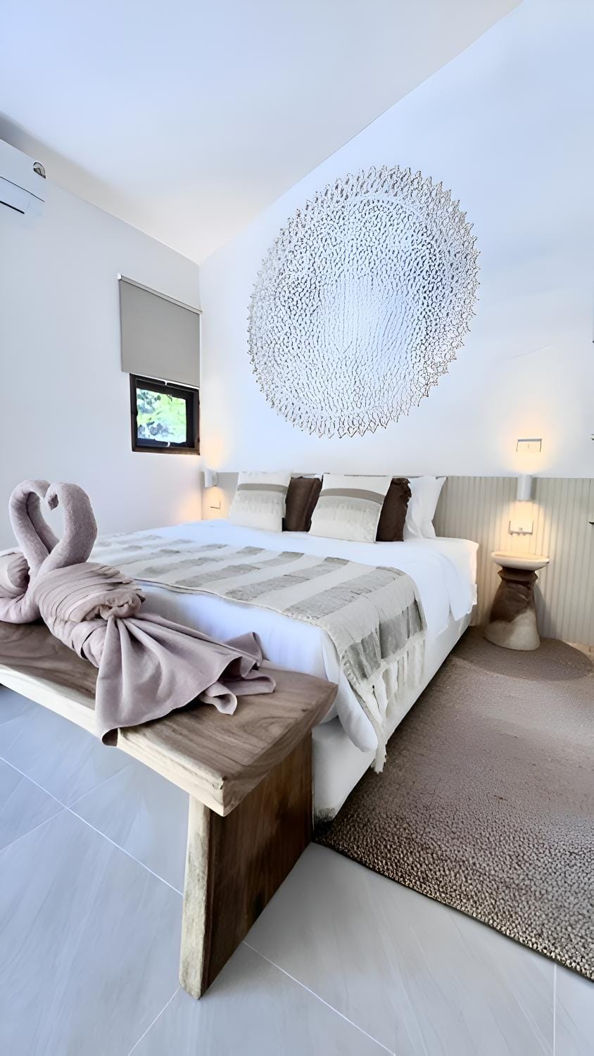 Bed, Photo of the whole room, Seating area, Bedroom, towels, air conditioner