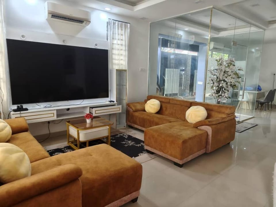 Lana Homestay Indoor pool with jacuzzi House in Johor Bahru