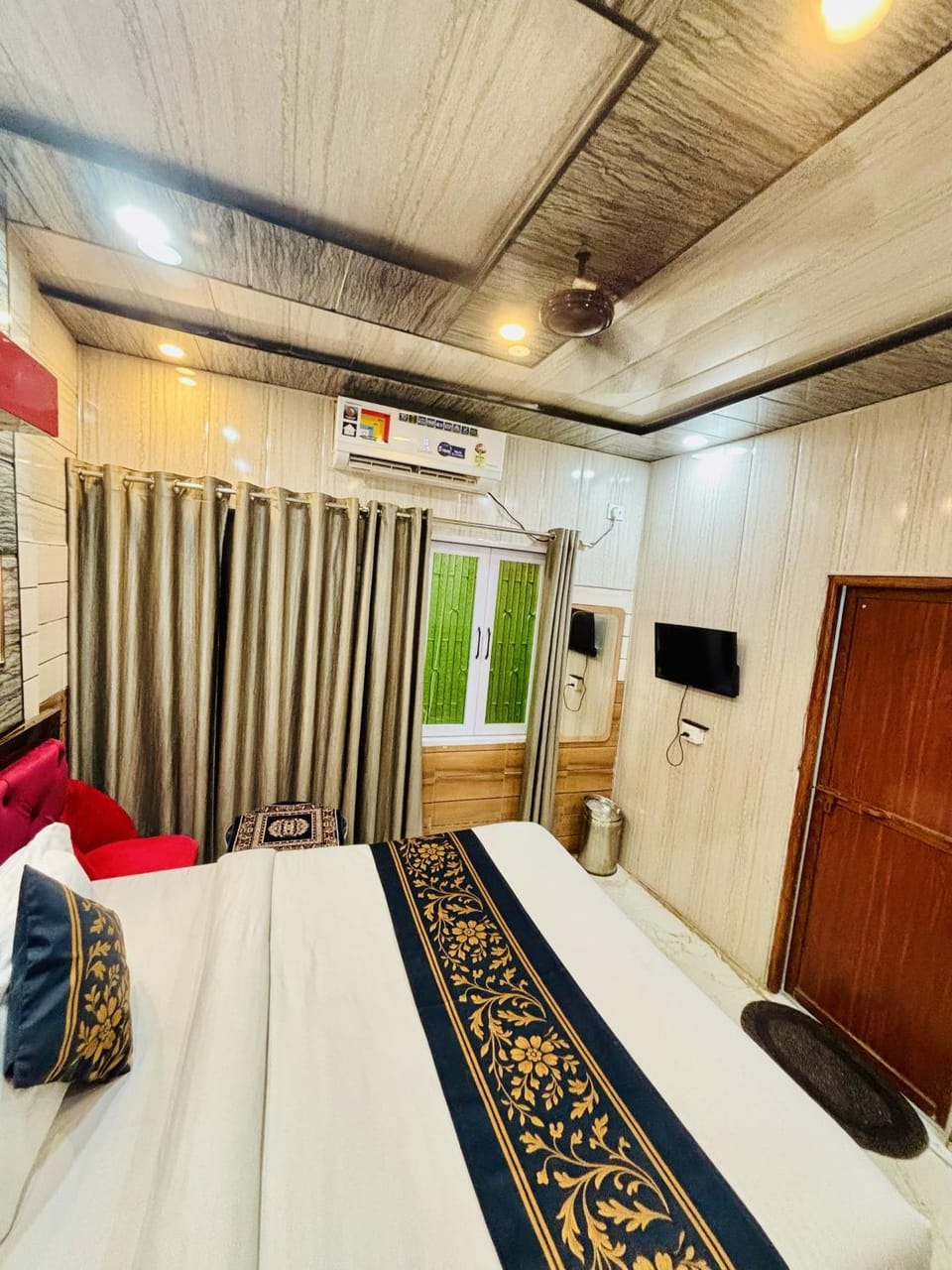 Bed, TV and multimedia, Photo of the whole room, Seating area, Bedroom, wardrobe, air conditioner