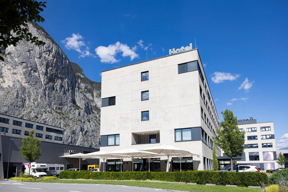 Property building, Balcony/Terrace, Lounge or bar, Parking