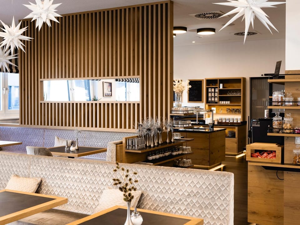 Restaurant/places to eat, Buffet breakfast