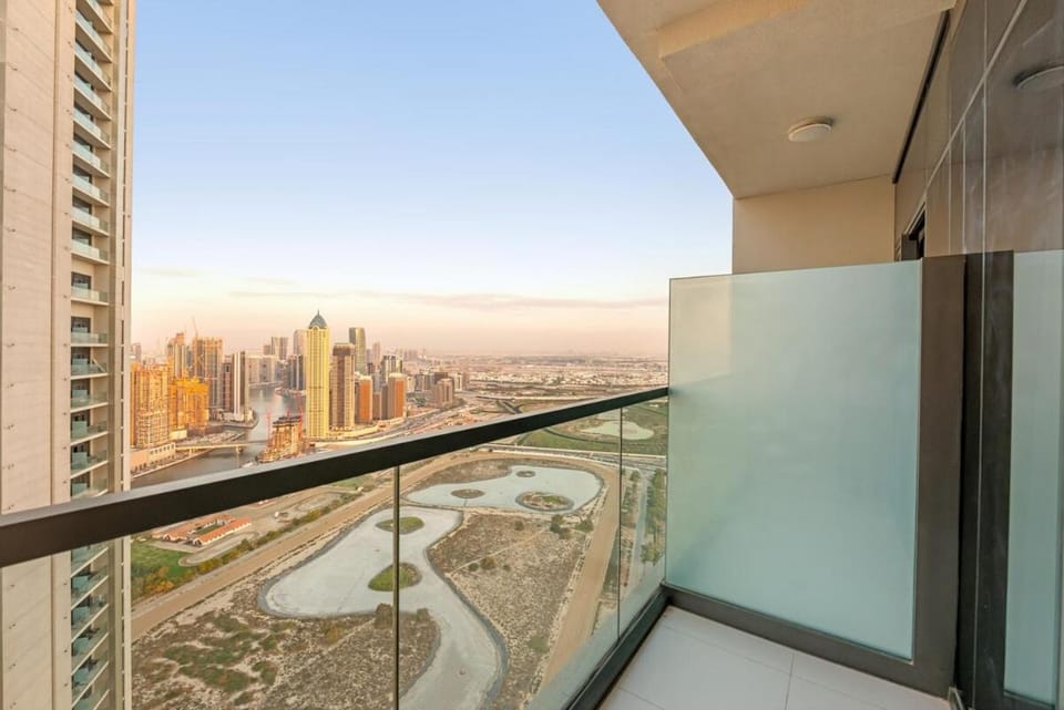 Stylish 2BR Canal Views, High Floor Apartment in Dubai