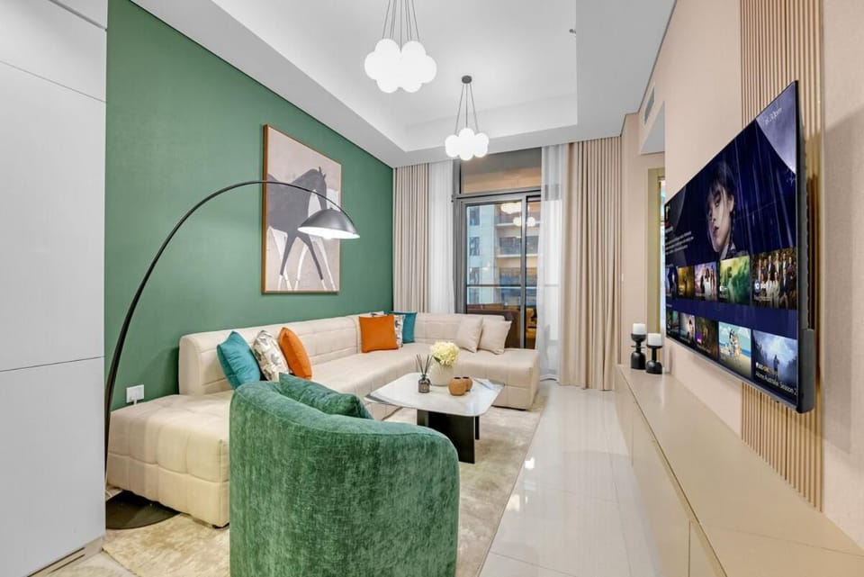 Stylish 2BR Canal Views, High Floor Apartment in Dubai