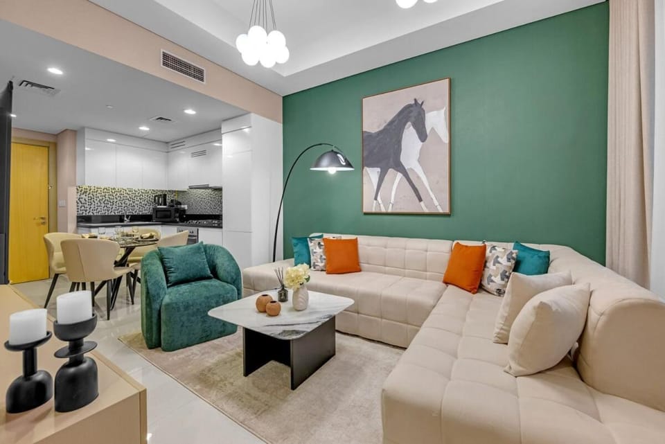 Stylish 2BR Canal Views, High Floor Apartment in Dubai