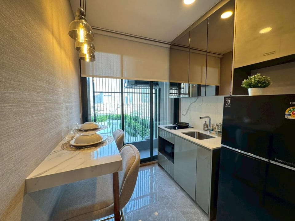 Coffee/tea facilities, Kitchen or kitchenette, Dining area, stove